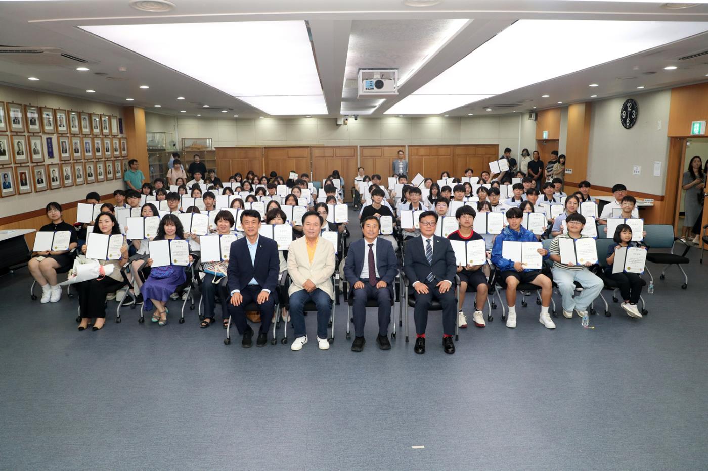 0608 (재)안동시장학회, 2025년 장학증서 수여식 개최 (1).JPG