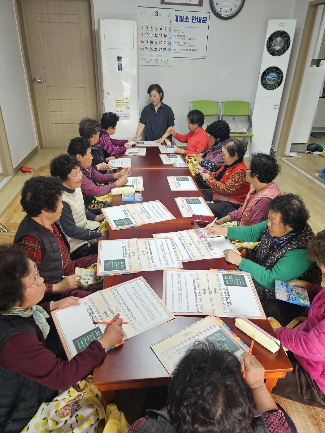 1-2 사진(입암면건강마을 기행문 졸업식).jpg