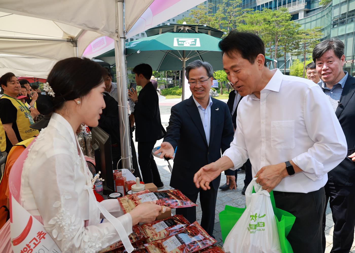 1-４ 사진(영양군, 산불피해 극복을 위한 서울시‘희망장터’행사 참여).JPG