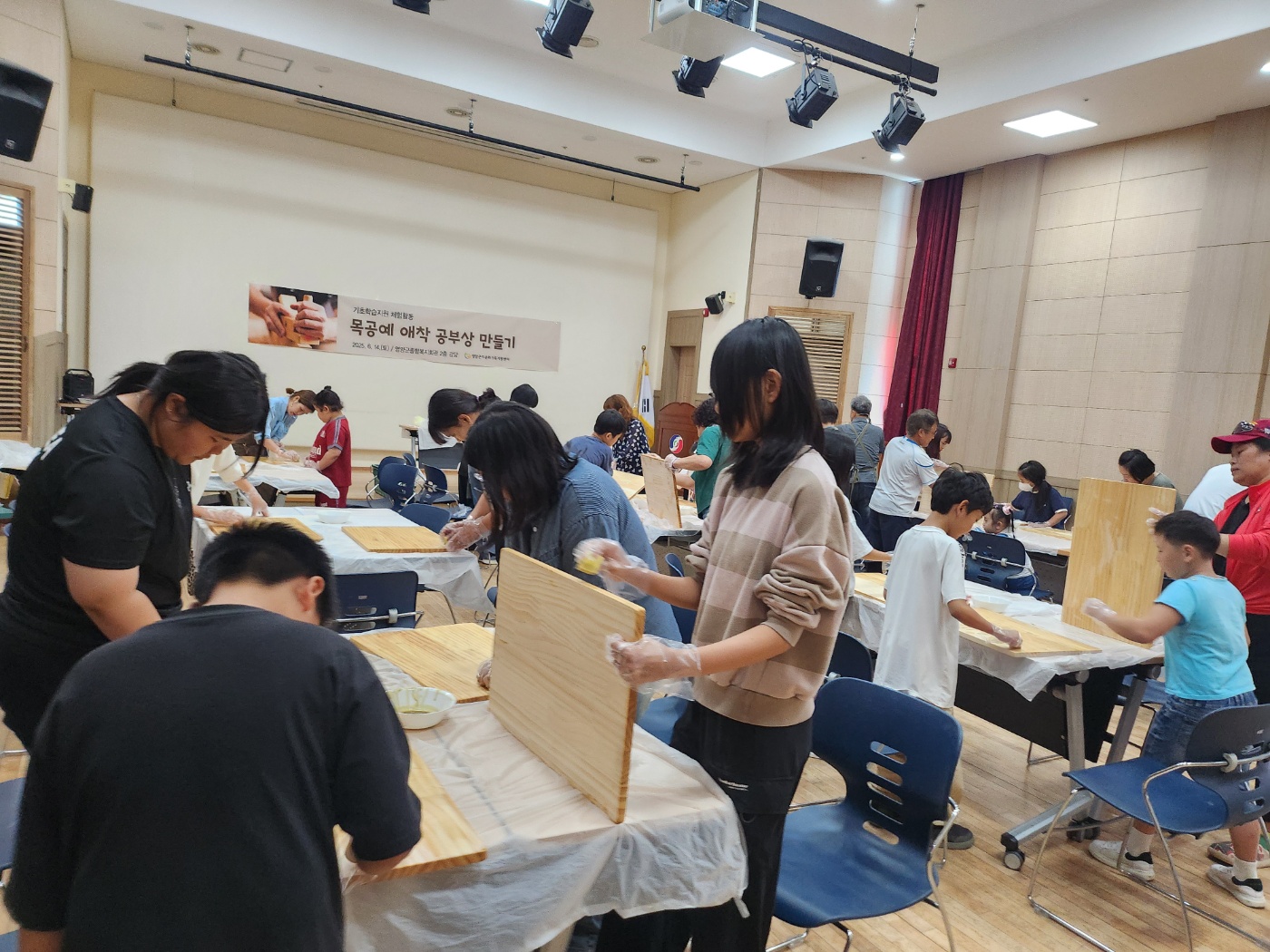 4-4 사진(다문화가족자녀체험프로그램_목공예체험_애착상만들기).jpg