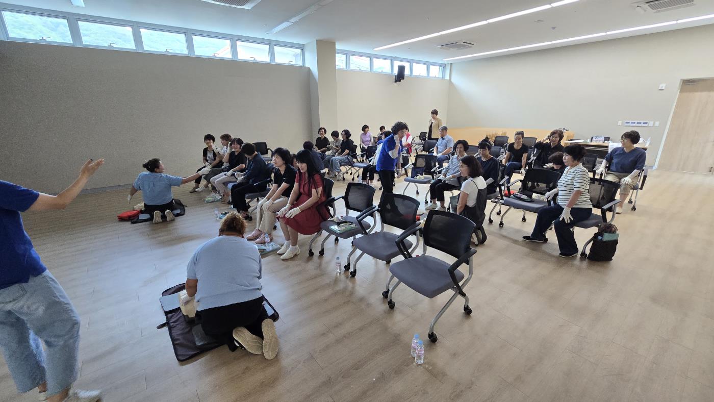 2-4 사진(영양군 독거노인 생활관리사 대상 심폐소생술 등 응급처치교육 실시).jpeg