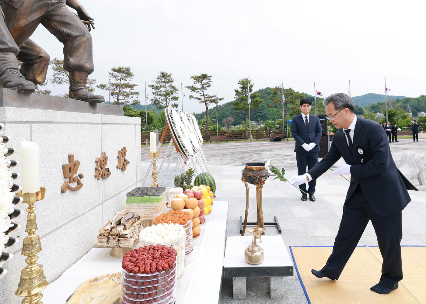 1-2 사진(현충일 추념식).jpg