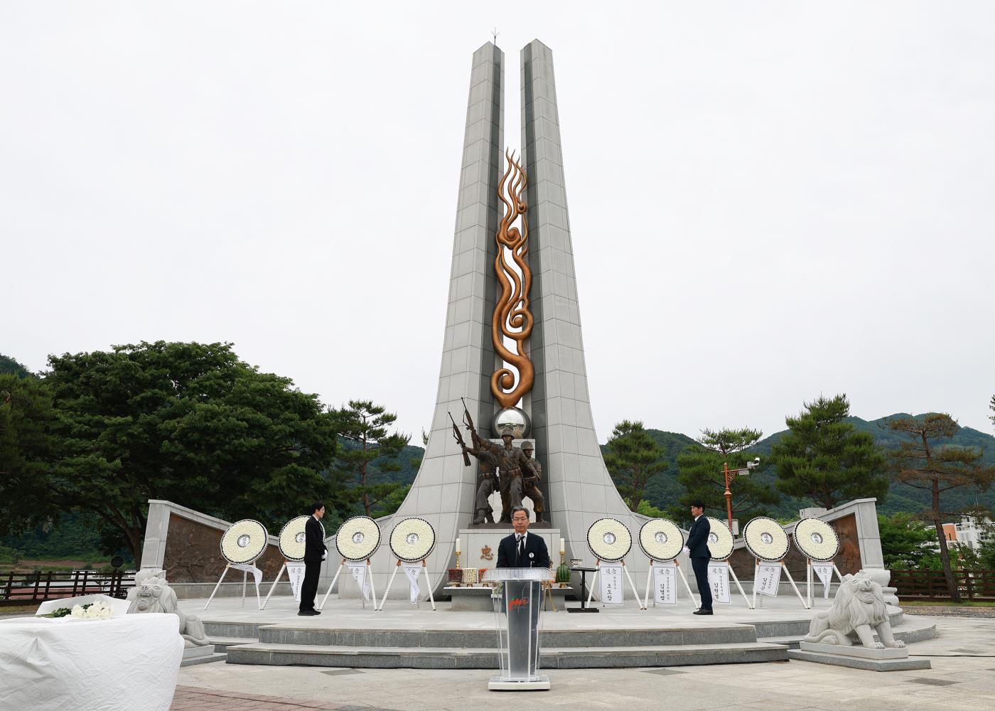1-3 사진(현충일 추념식).jpg