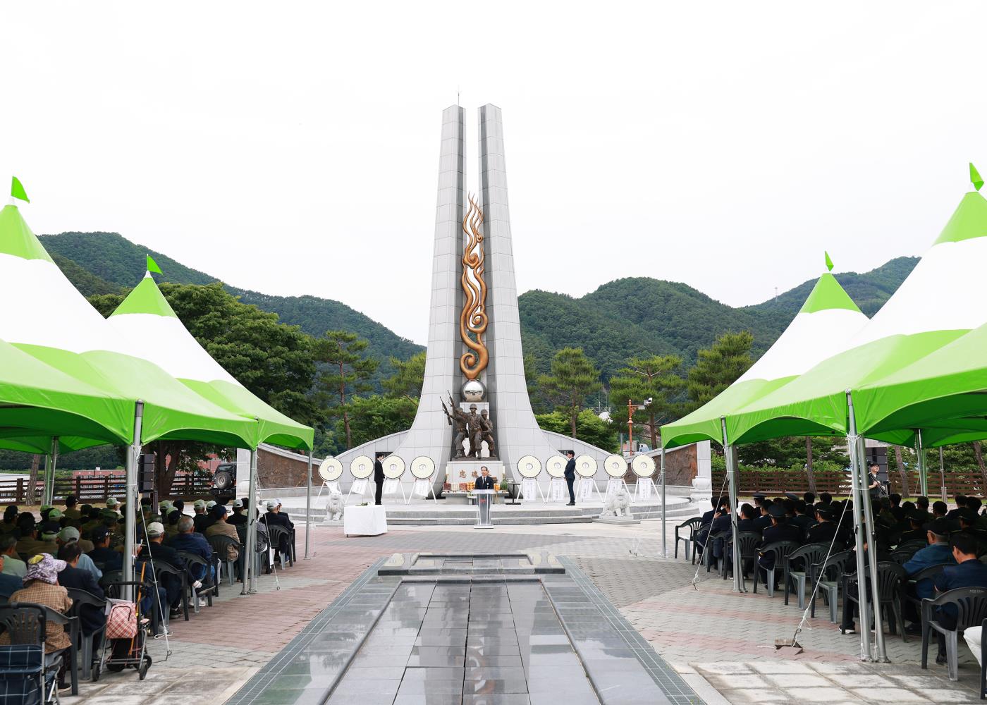 1-5 사진(현충일 추념식).jpg
