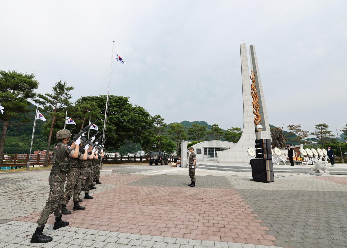1-6 사진(현충일 추념식).jpg